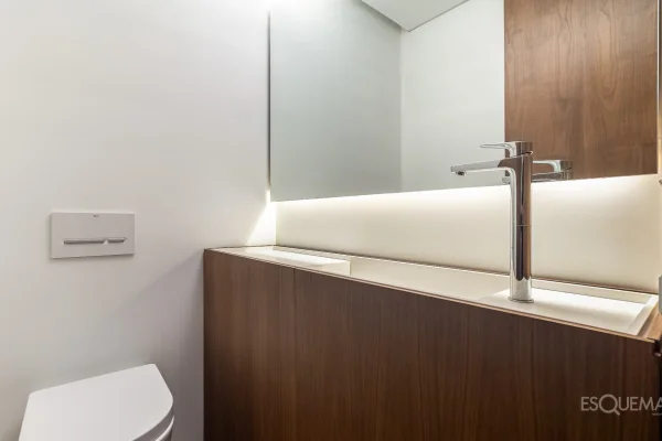 Apartamento com reforma minimalista em edifício icônico de Rino Levi no Itaim Bibi
