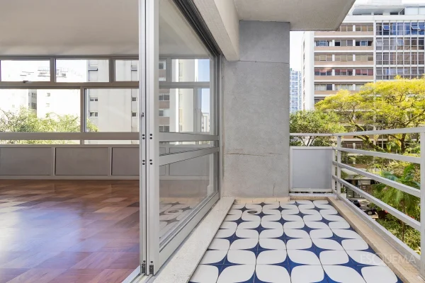 Apartamento reformado com 3 suítes em Higienópolis