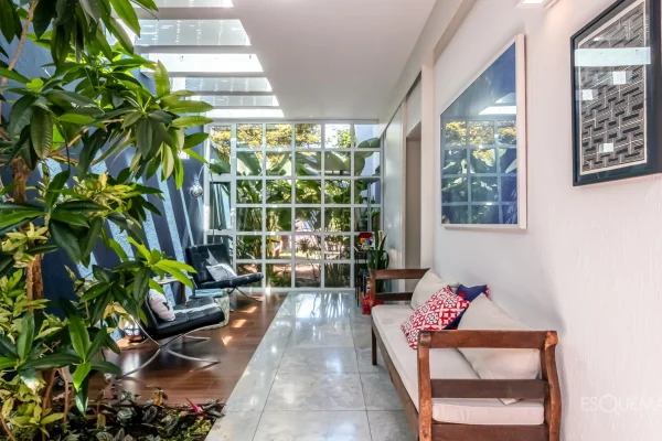 Casa cercada por verde em Alto de Pinheiros, com lazer para viver dias especiais