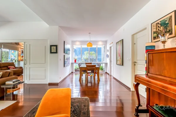 Casa cercada por verde em Alto de Pinheiros, com lazer para viver dias especiais
