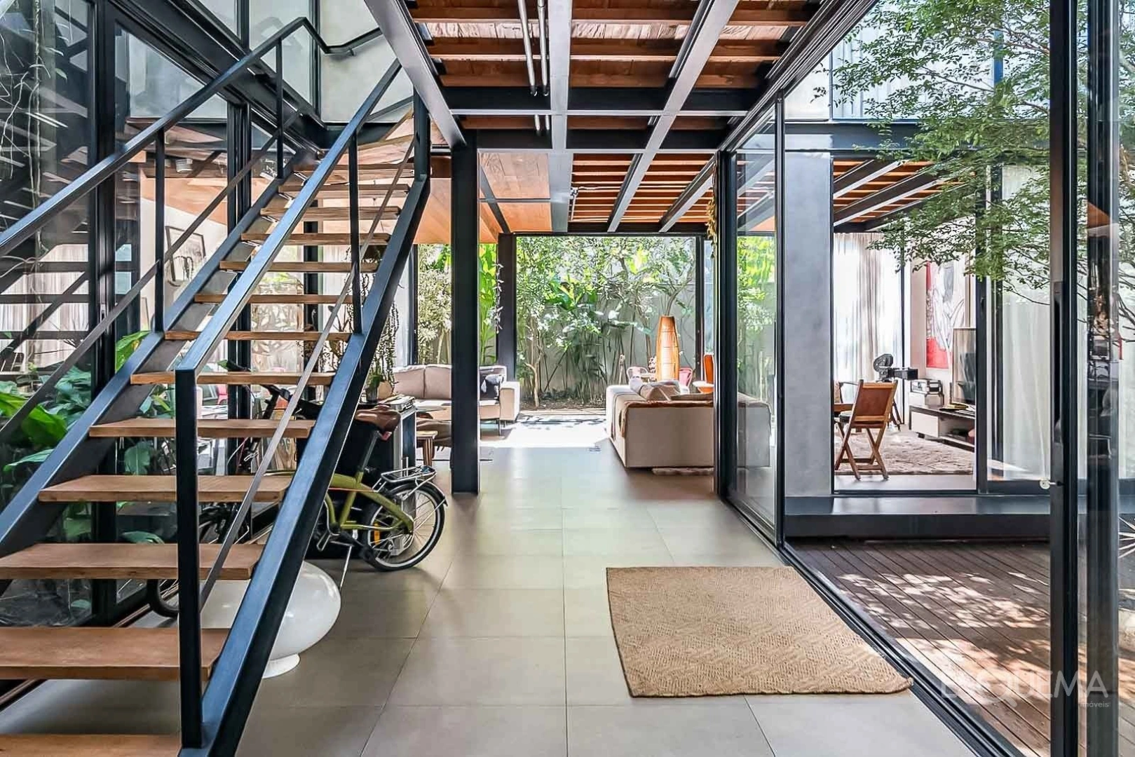 Casa no Jardim Luzitânia, cheia de luz natural e a passos do Parque Ibirapuera - Imagem 1