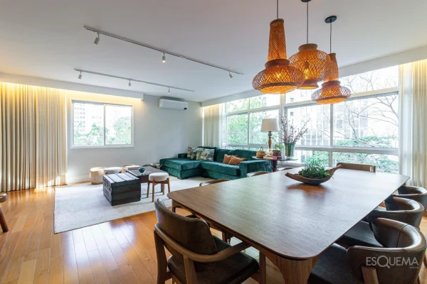 Apartamento reformado com vista para o verde no Jardim América