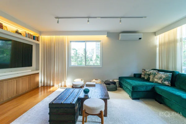 Apartamento reformado com vista para o verde no Jardim América