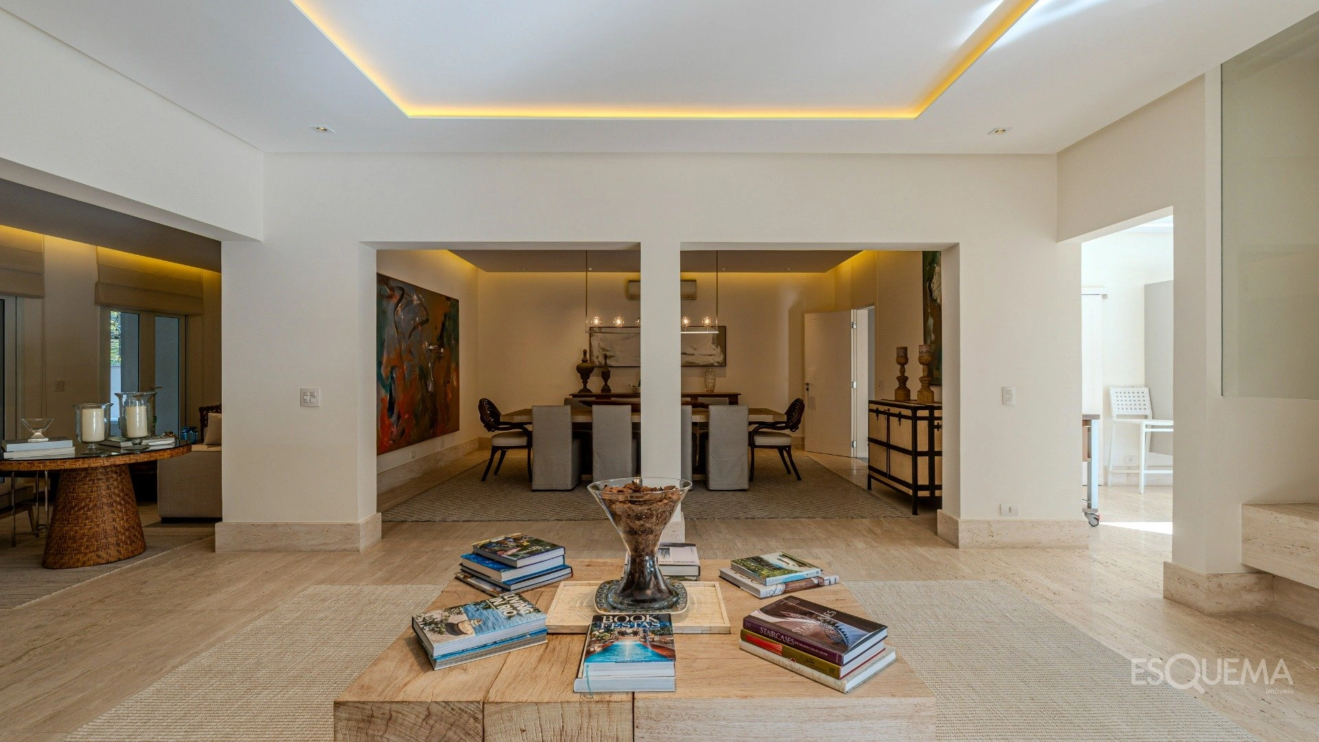 Casa com arquitetura atemporal em frente a uma praça - Imagem 10