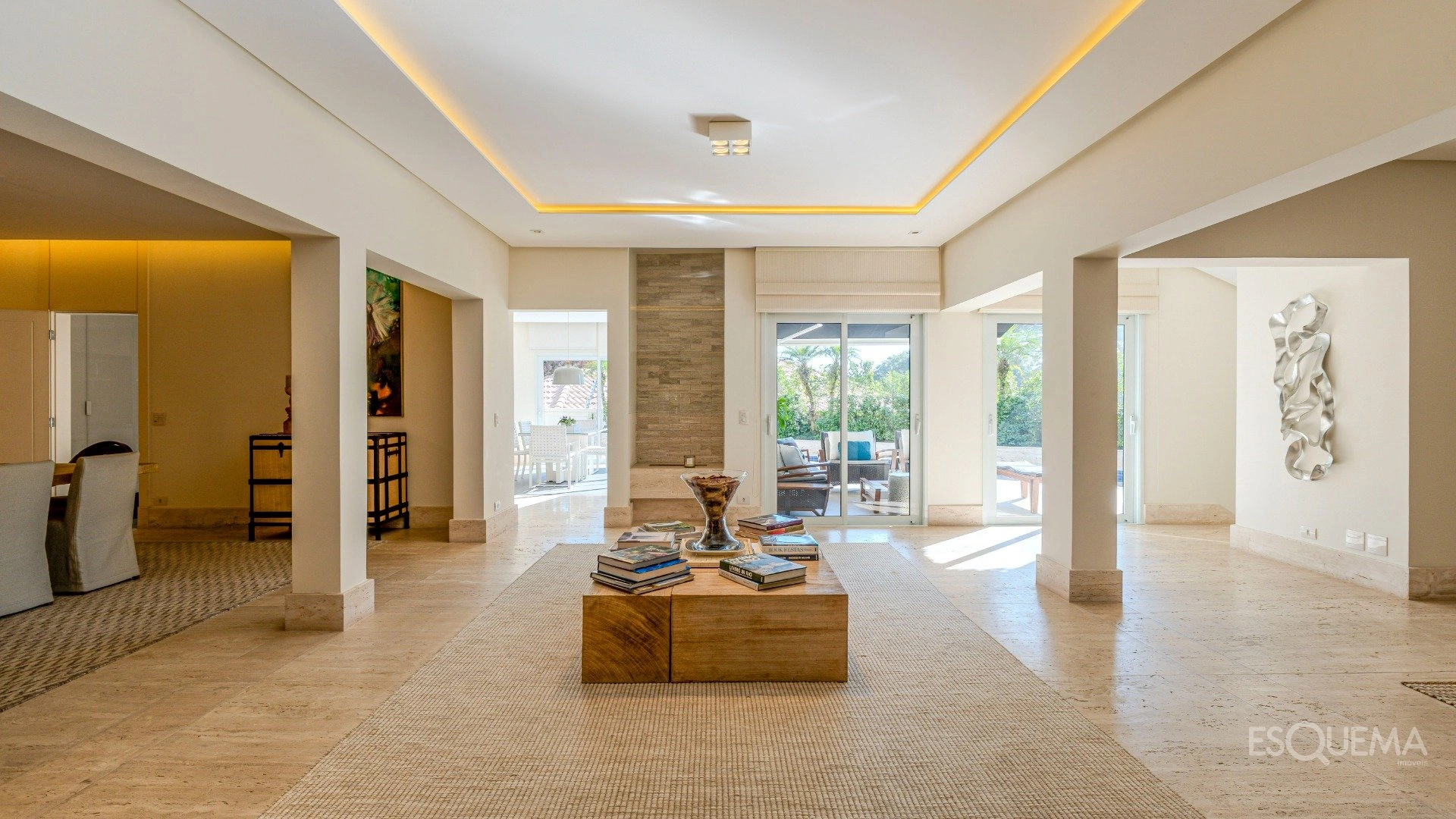 Casa com arquitetura atemporal em frente a uma praça - Imagem 12