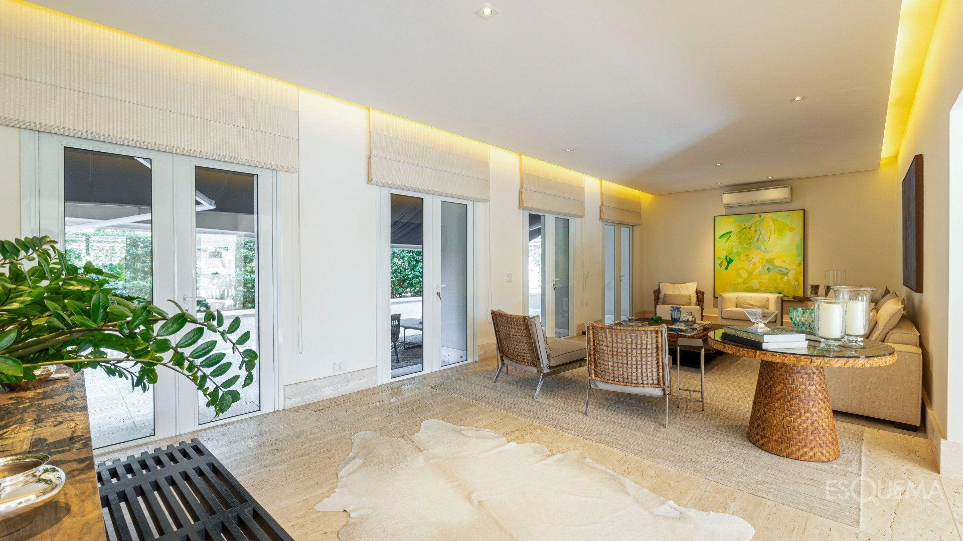 Casa com arquitetura atemporal em frente a uma praça - Imagem 13