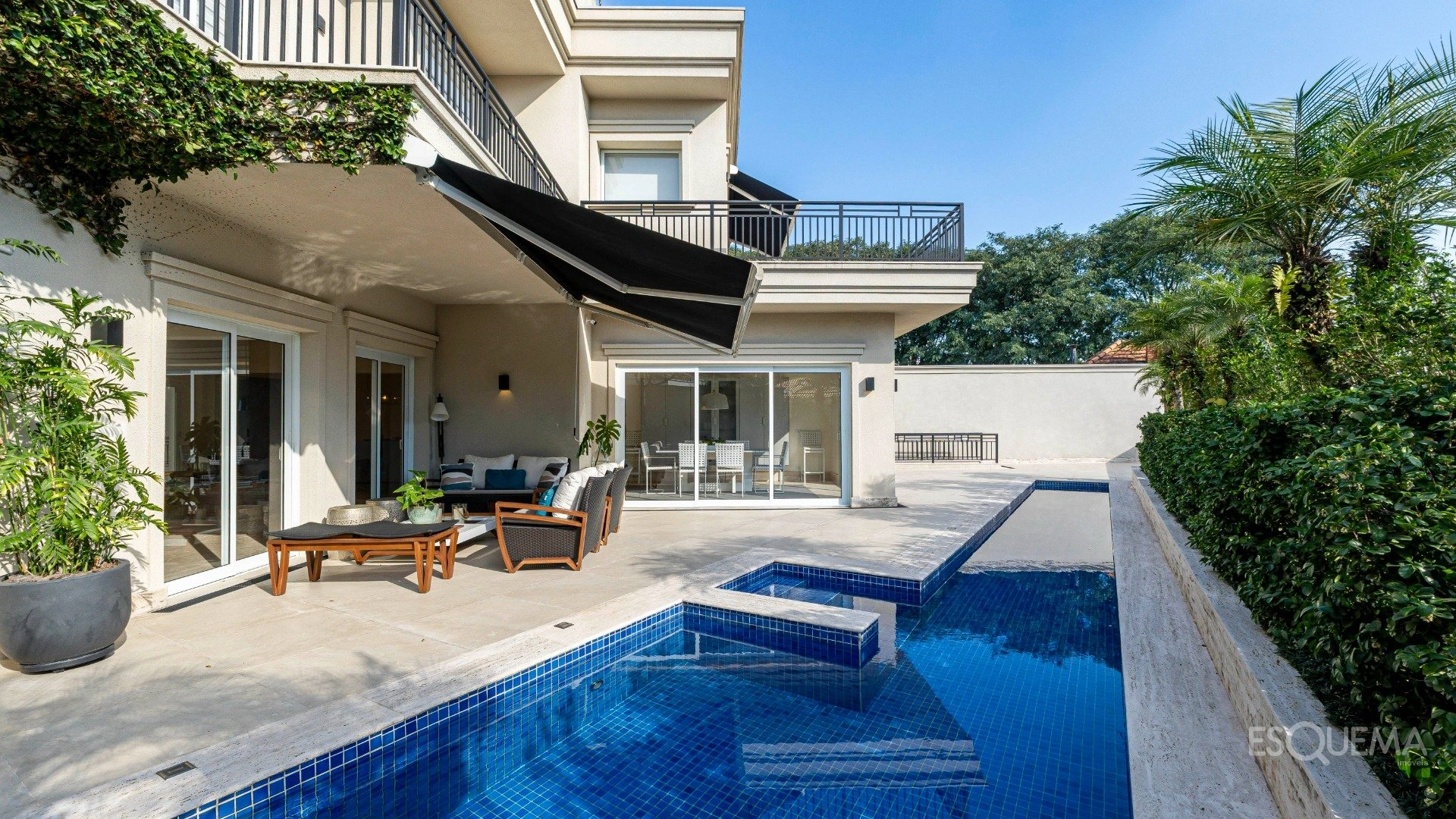 Casa com arquitetura atemporal em frente a uma praça - Imagem 1