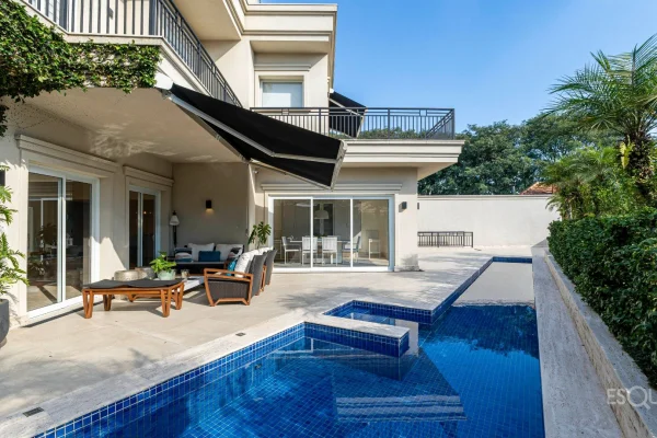 Casa com arquitetura atemporal em frente a uma praça