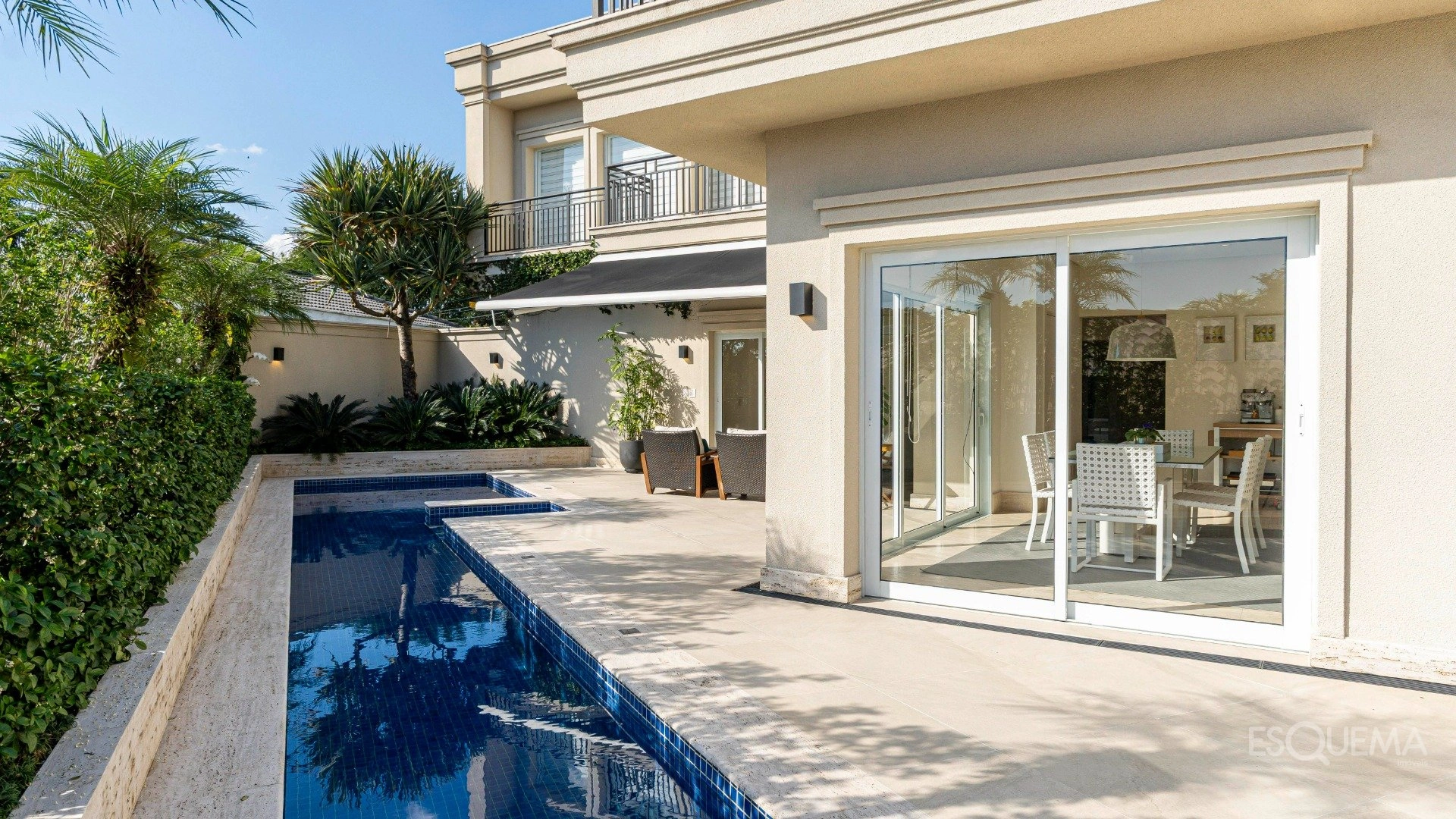 Casa com arquitetura atemporal em frente a uma praça - Imagem 2