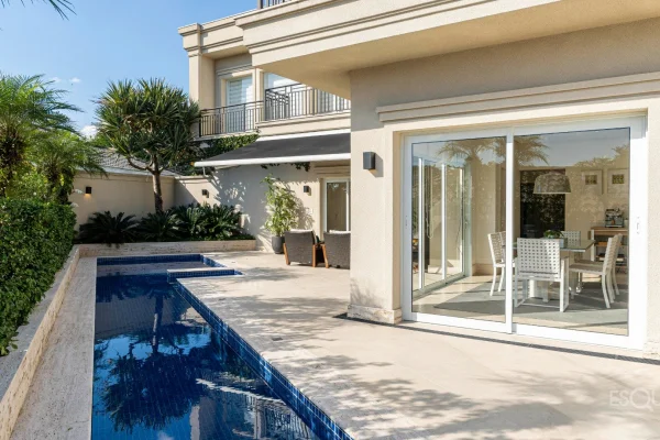 Casa com arquitetura atemporal em frente a uma praça