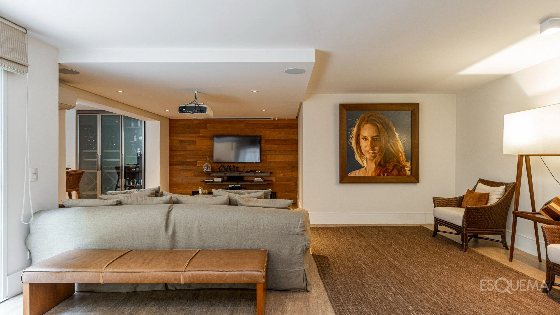 Casa com arquitetura atemporal em frente a uma praça - Imagem 4