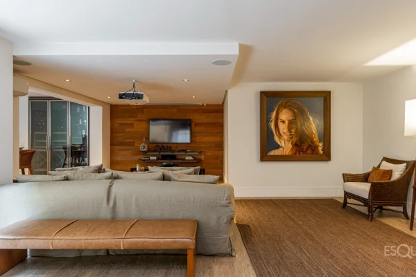 Casa com arquitetura atemporal em frente a uma praça