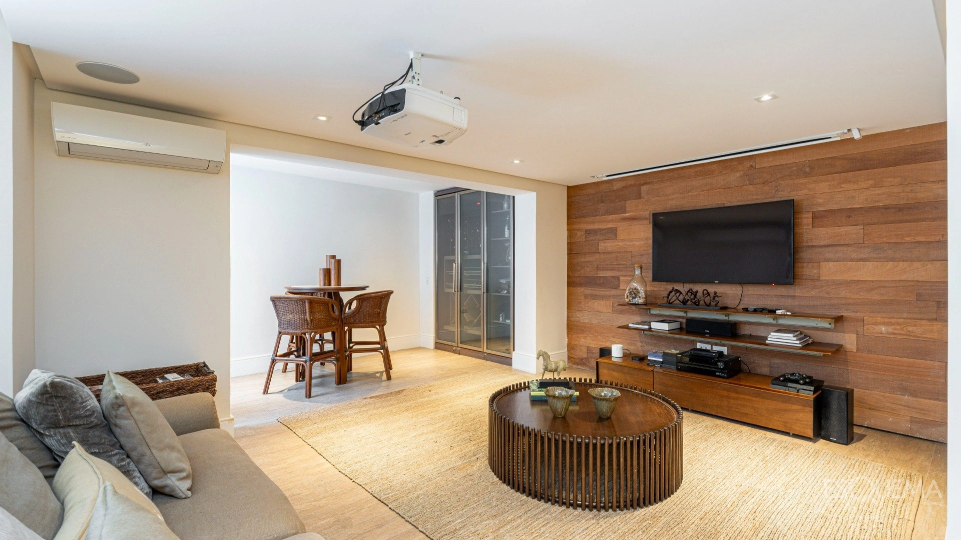 Casa com arquitetura atemporal em frente a uma praça - Imagem 5