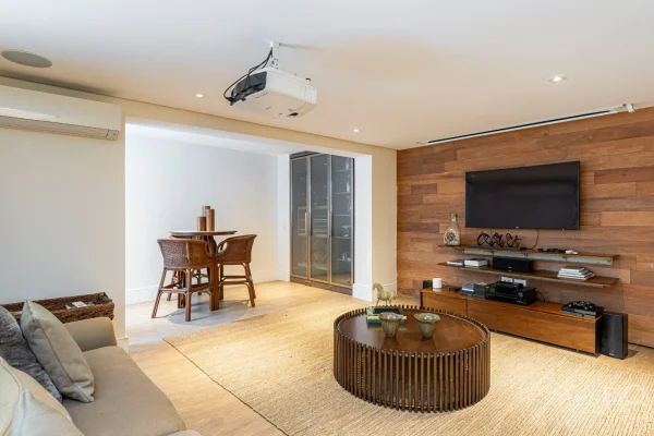 Casa com arquitetura atemporal em frente a uma praça