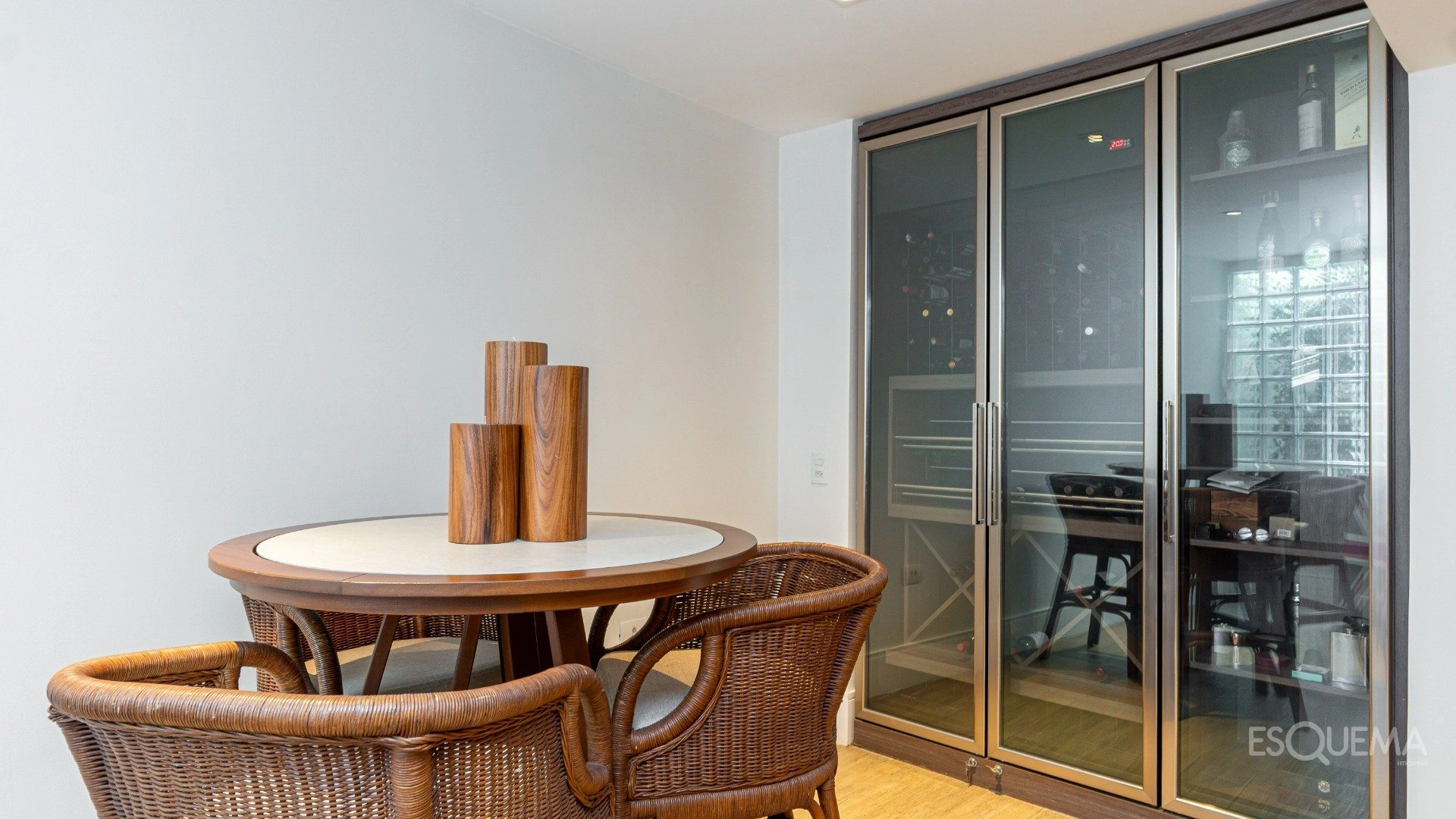Casa com arquitetura atemporal em frente a uma praça - Imagem 6