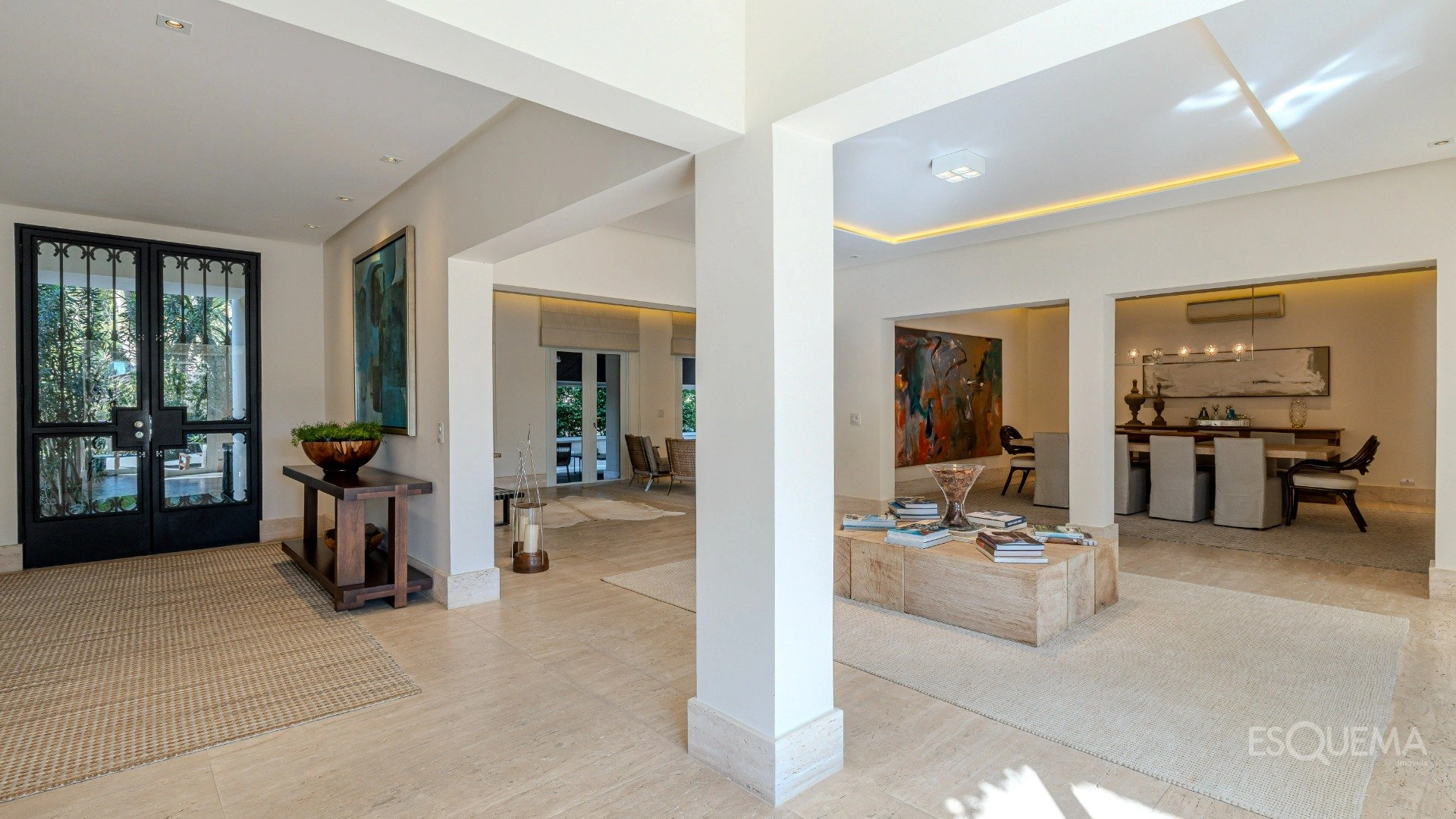 Casa com arquitetura atemporal em frente a uma praça - Imagem 9