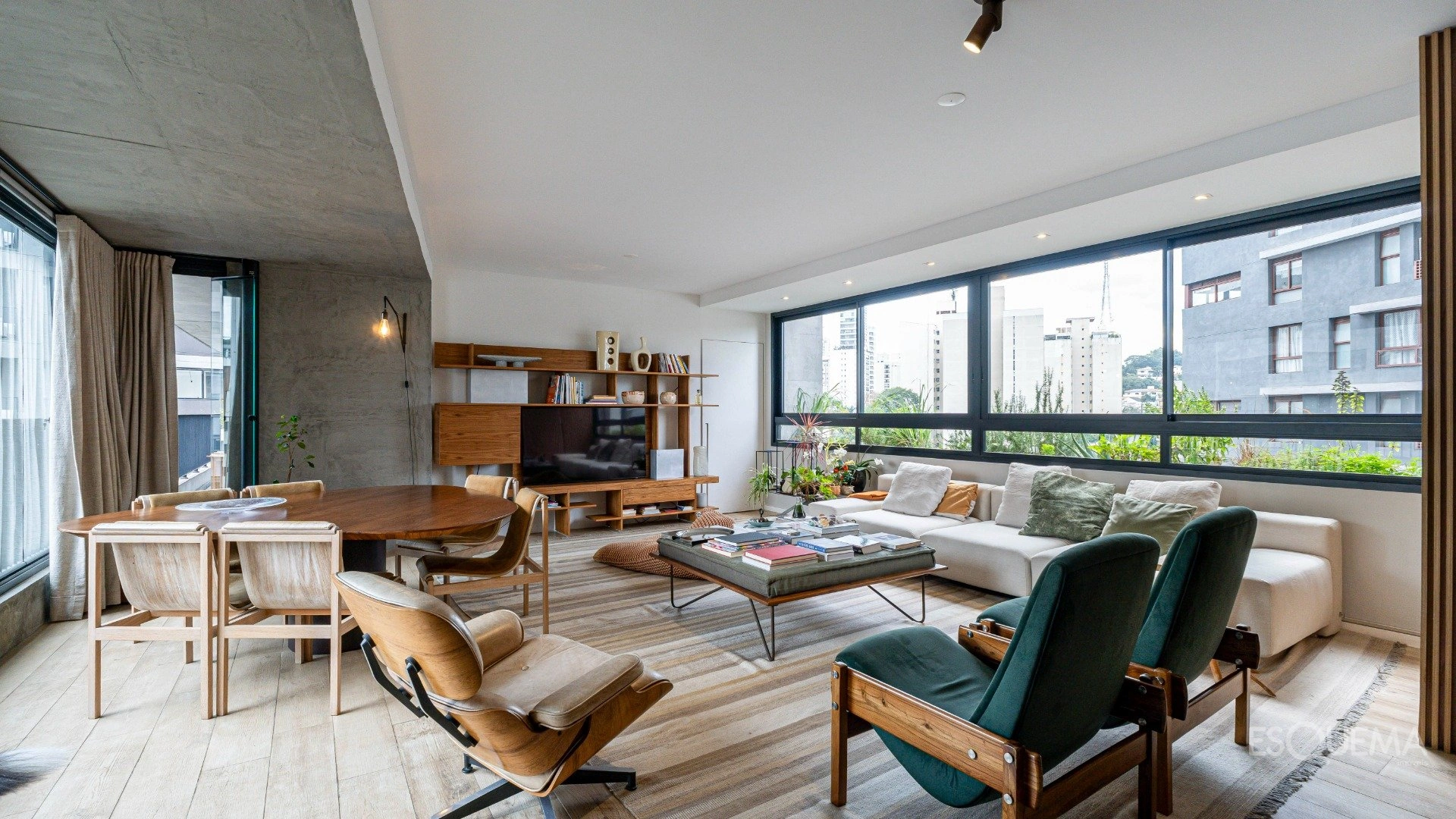 Apartamento com projeto de Arthur Casas - Imagem 1