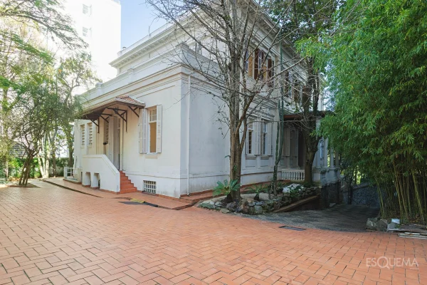 Imóvel comercial restaurado em frente à Praça Buenos Aires