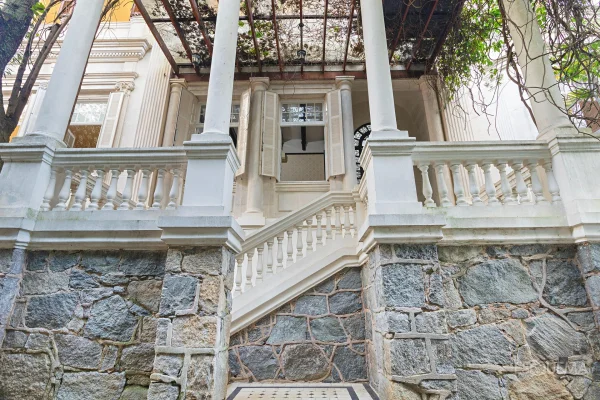Imóvel comercial restaurado em frente à Praça Buenos Aires