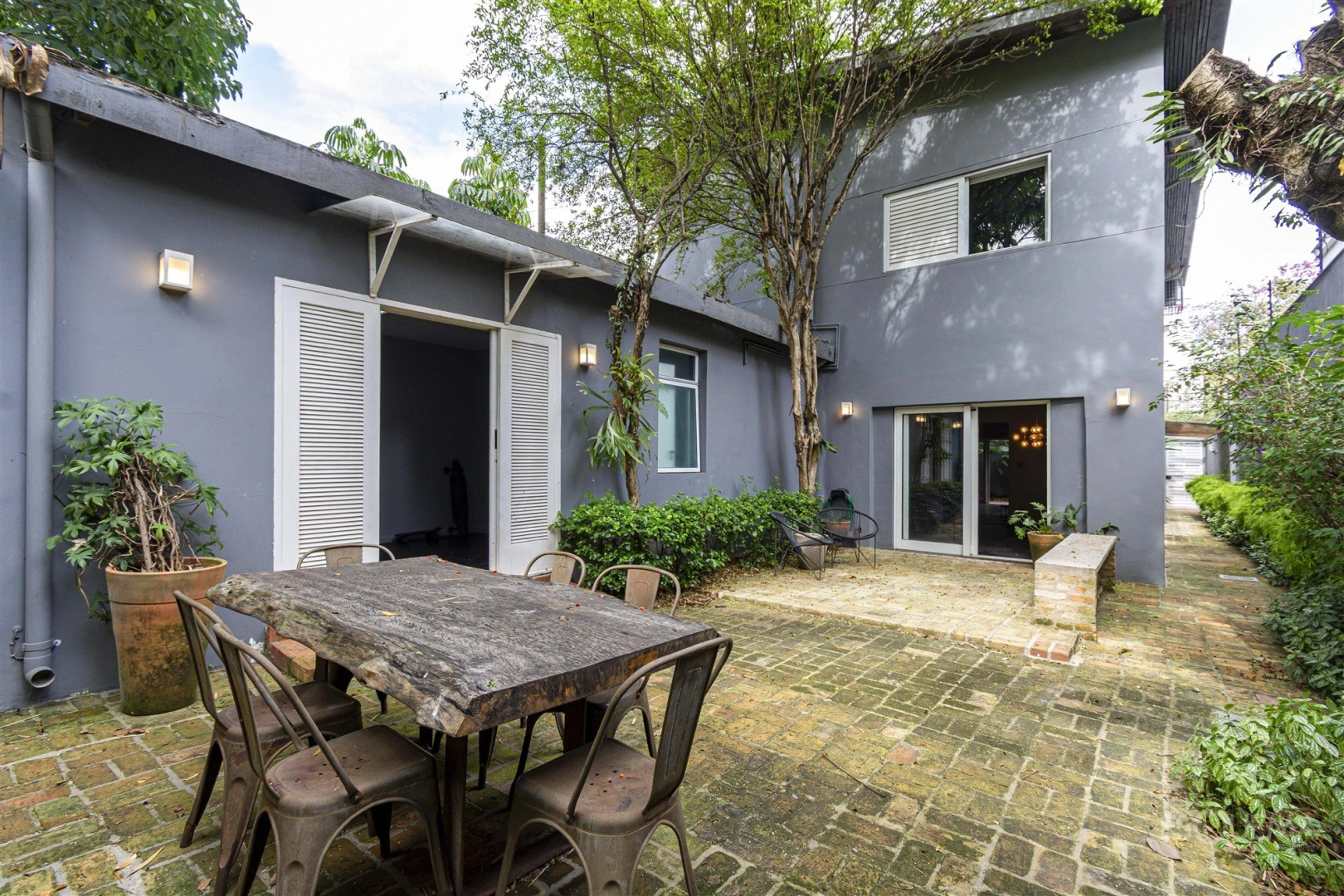 Casa com jardim e potencial de renovação próxima ao Shopping Iguatemi - Imagem 1
