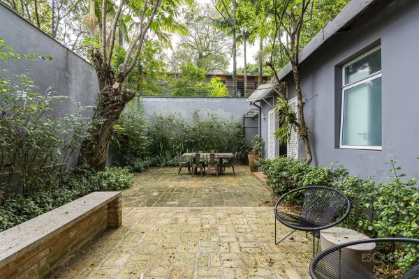 Casa com jardim e potencial de renovação próxima ao Shopping Iguatemi