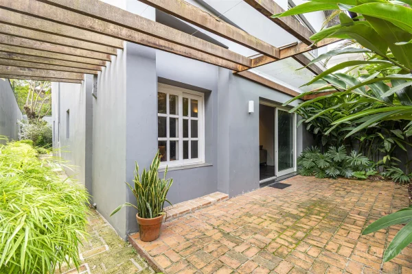 Casa com jardim e potencial de renovação próxima ao Shopping Iguatemi