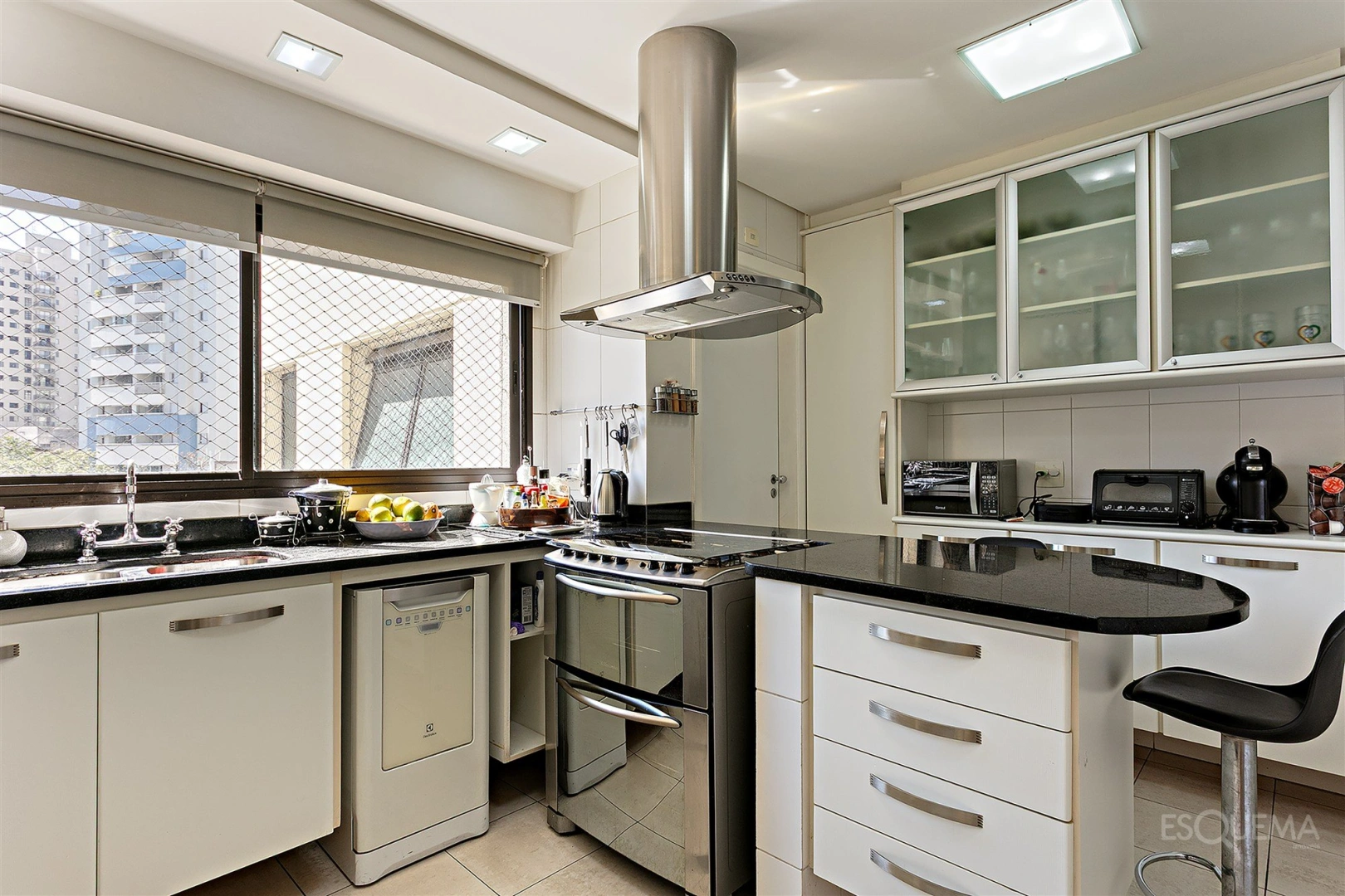 Apartamento duplex com varanda de pé-direito duplo em Alto de Pinheiros - Imagem 14