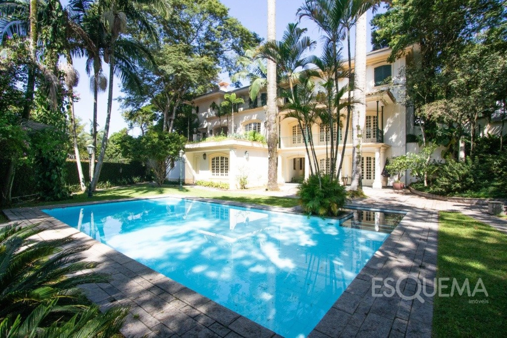 Casa clássica com jardim Burle Marx em terreno de 2.000 m² - Imagem 1