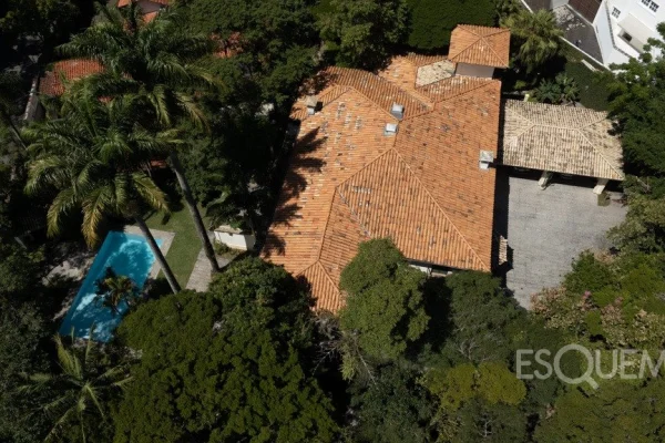 Casa clássica com jardim Burle Marx em terreno de 2.000 m²