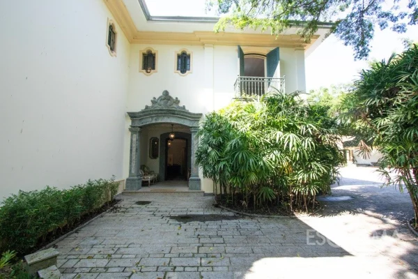 Casa clássica com jardim Burle Marx em terreno de 2.000 m²