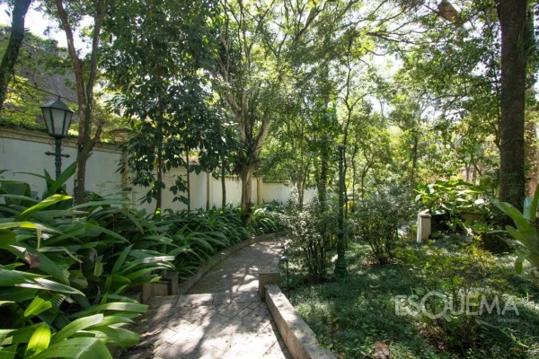 Casa clássica com jardim Burle Marx em terreno de 2.000 m²