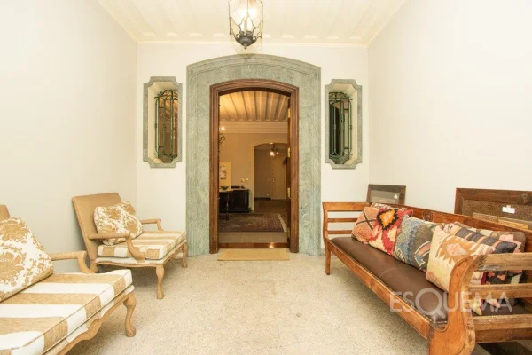 Casa clássica com jardim Burle Marx em terreno de 2.000 m²