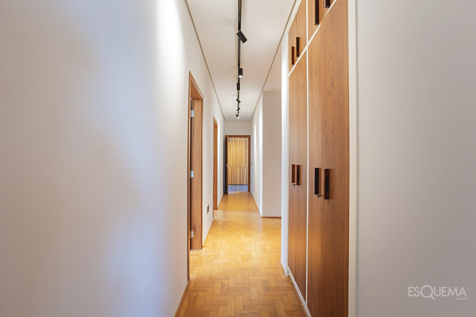 Apartamento com 3 suítes em condomínio neoclássico na parte plana do bairro - Imagem 11