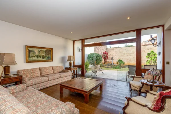 Casa com arquitetura contemporânea e luz natural no Jardim Paulista