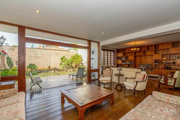 Casa com arquitetura contemporânea e luz natural no Jardim Paulista