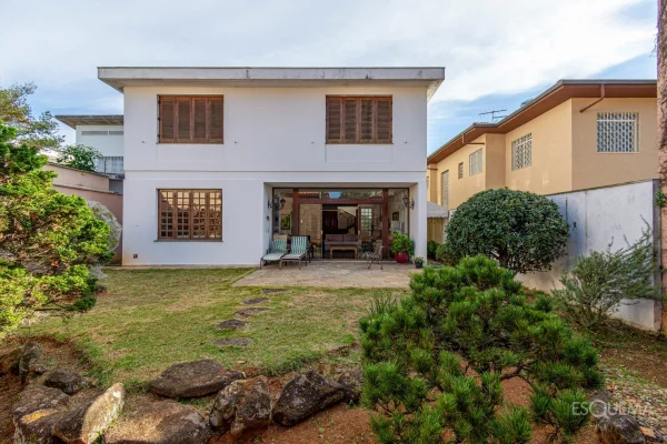 Casa com arquitetura contemporânea e luz natural no Jardim Paulista