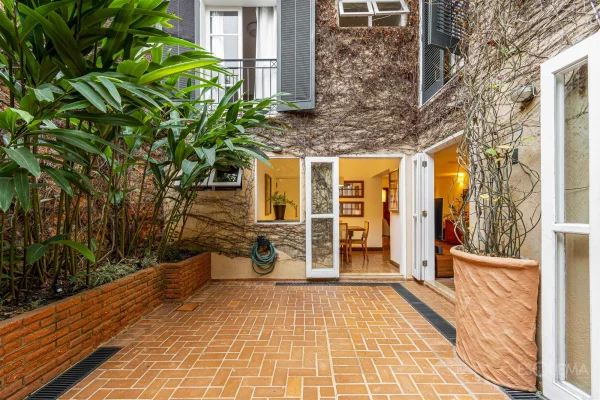 Casa de vila com jardim na Vila Nova Conceição