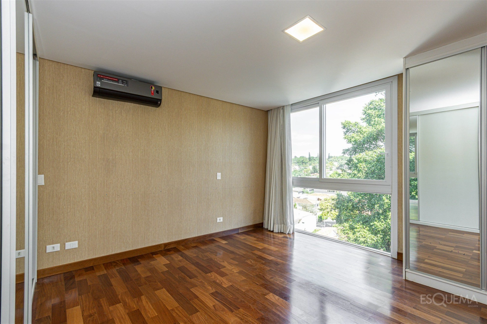 Casa em condomínio com piscina e terraço panorâmico - Imagem 13