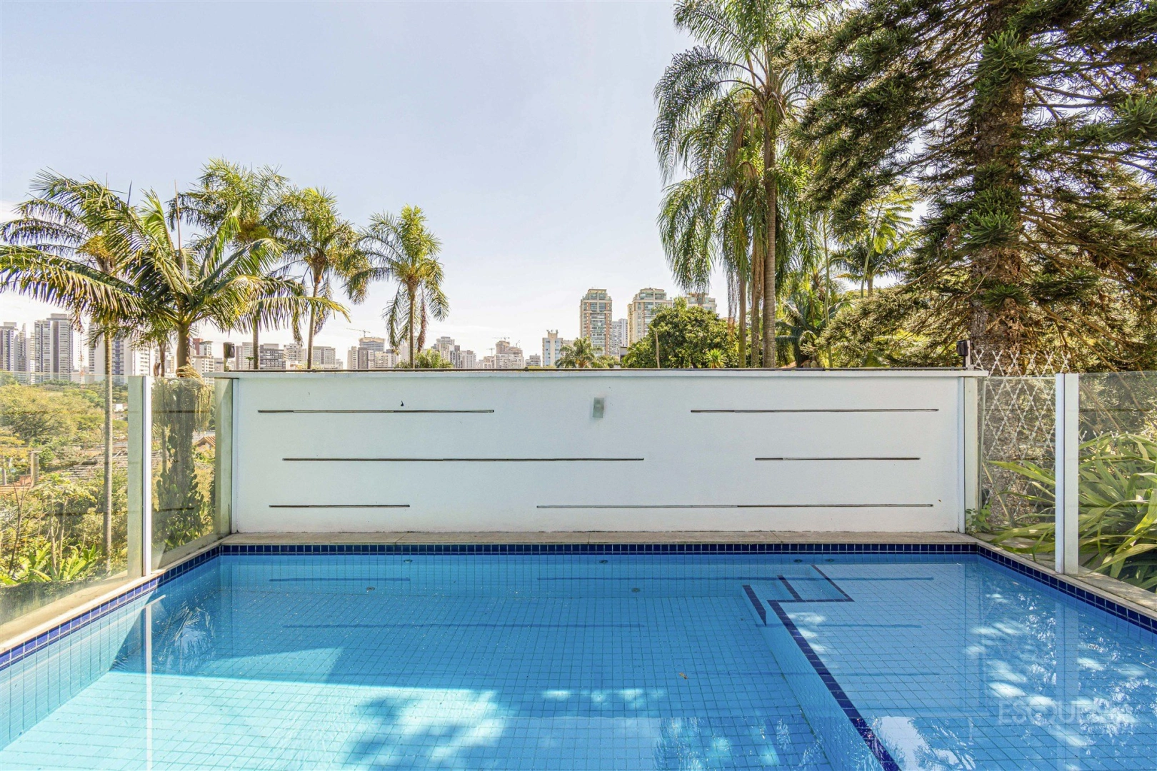 Casa em condomínio com piscina e terraço panorâmico - Imagem 1