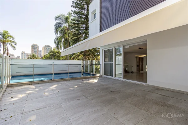 Casa em condomínio com piscina e terraço panorâmico