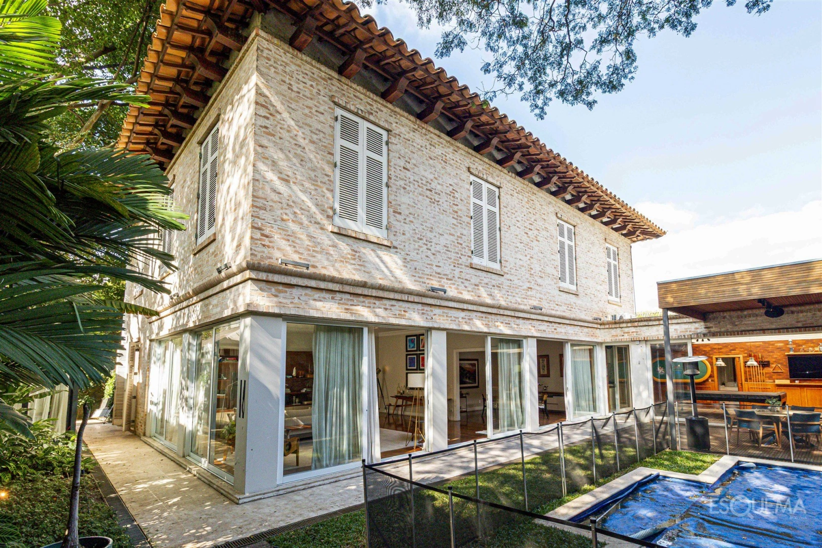 Casa clássica assinada por Marcos Tomanik próxima ao Clube Harmonia - Imagem 1