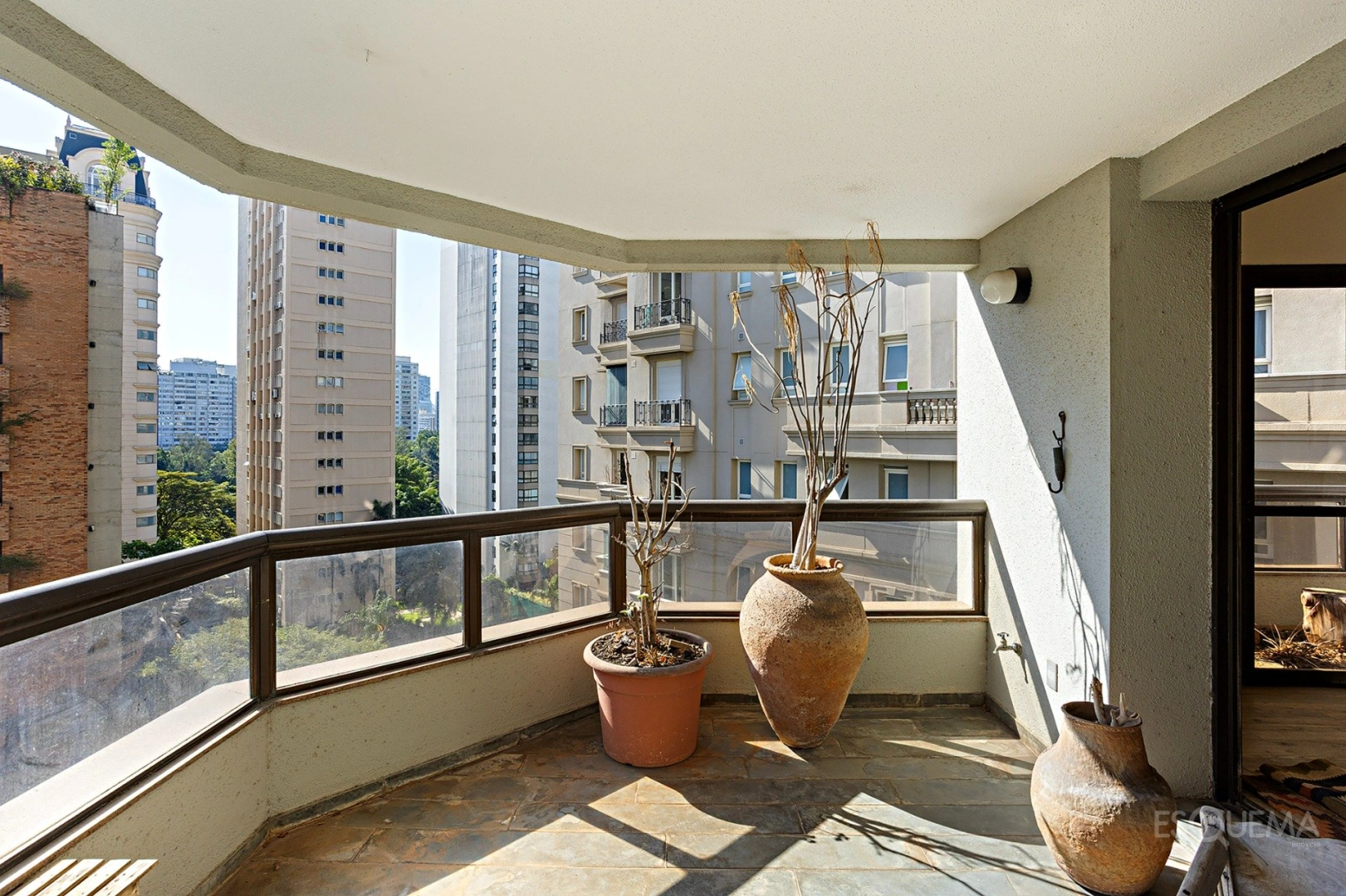 Apartamento com 4 suítes em rua tranquila do Jardim Paulistano - Imagem 2