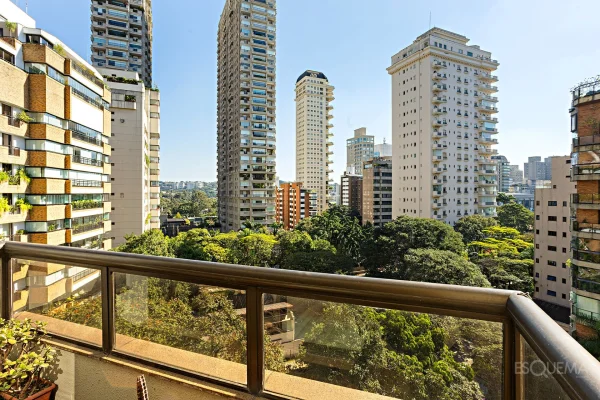Apartamento com 4 suítes em rua tranquila do Jardim Paulistano