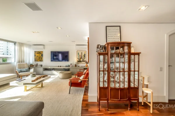 Apartamento reformado com vista para as árvores no Itaim Bibi
