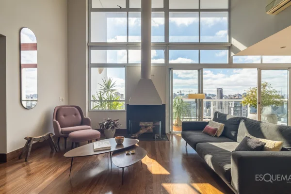 Apartamento duplex com pé-direito duplo e vista aberta em Pinheiros