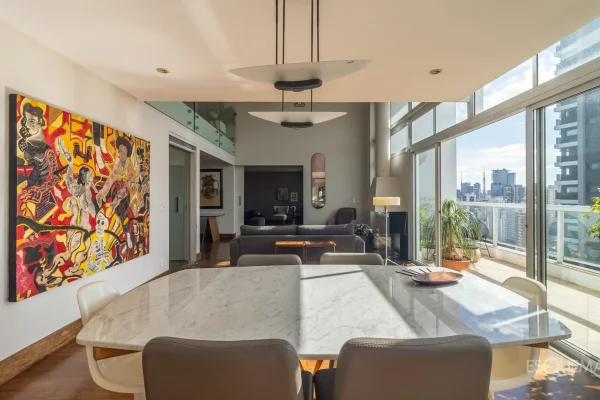 Apartamento duplex com pé-direito duplo e vista aberta em Pinheiros