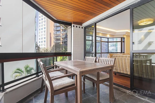 Apartamento com varanda e lazer completo no Itaim Bibi