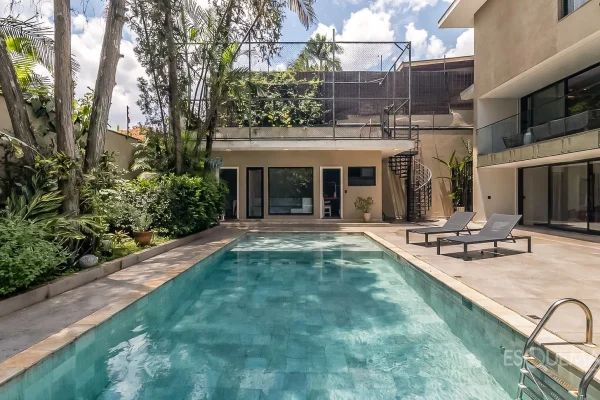 Casa cercada pelo verde com ambientes amplos na Cidade Jardim