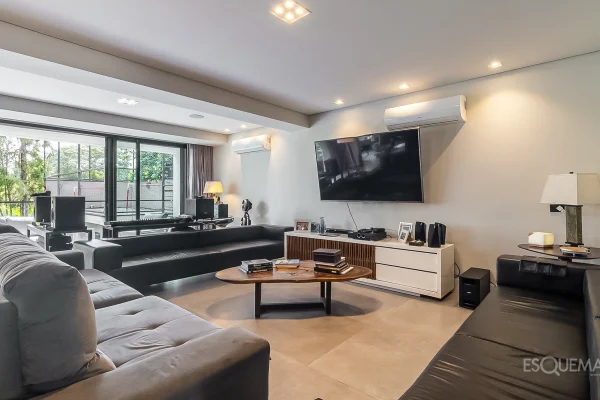 Casa cercada pelo verde com ambientes amplos na Cidade Jardim