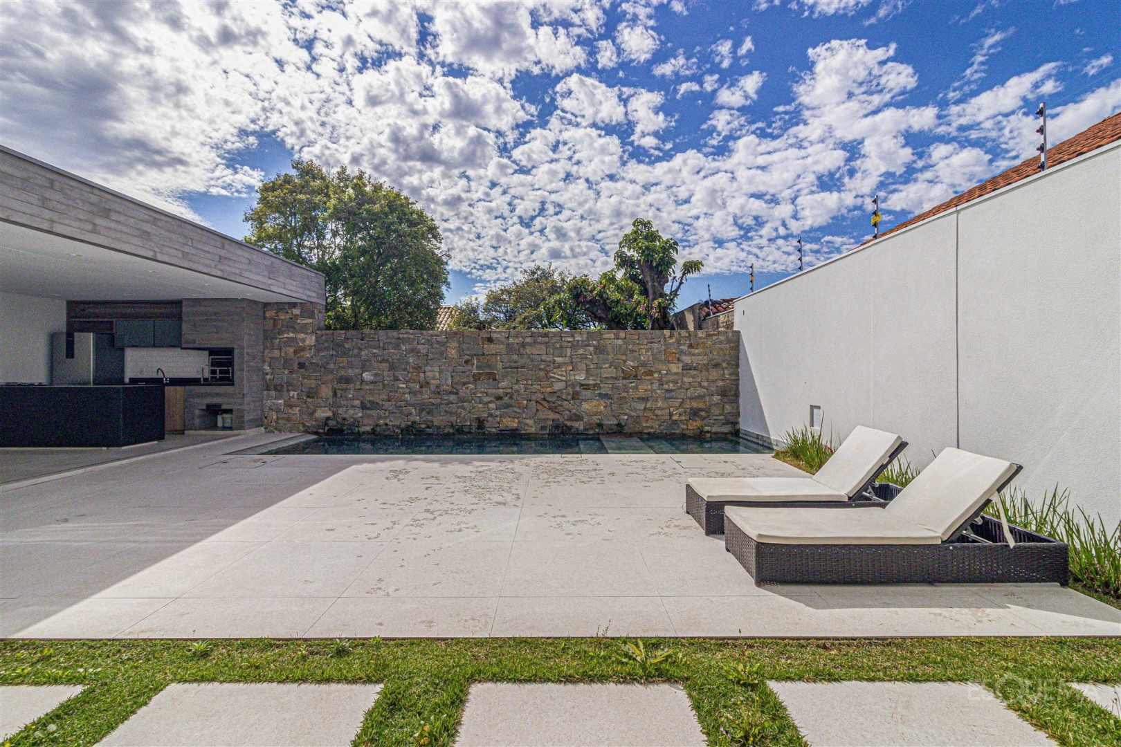 Casa recém-reformada com jardim e piscina - Imagem 10